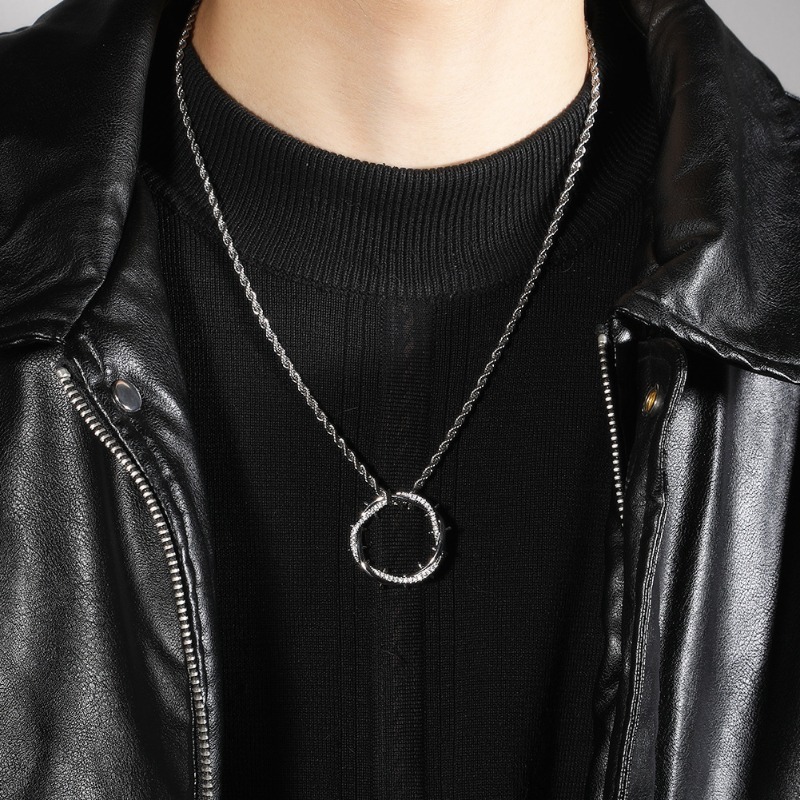 Collier pendentif couronne de  - Streetwear Brand Accessories avis et prix